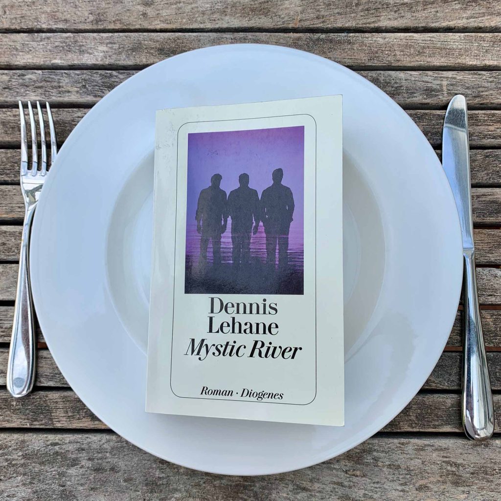 On Tour mit: Mystic River, Dennis Lehane — eine Buchreise mit Pausen für Essen & Trinken.