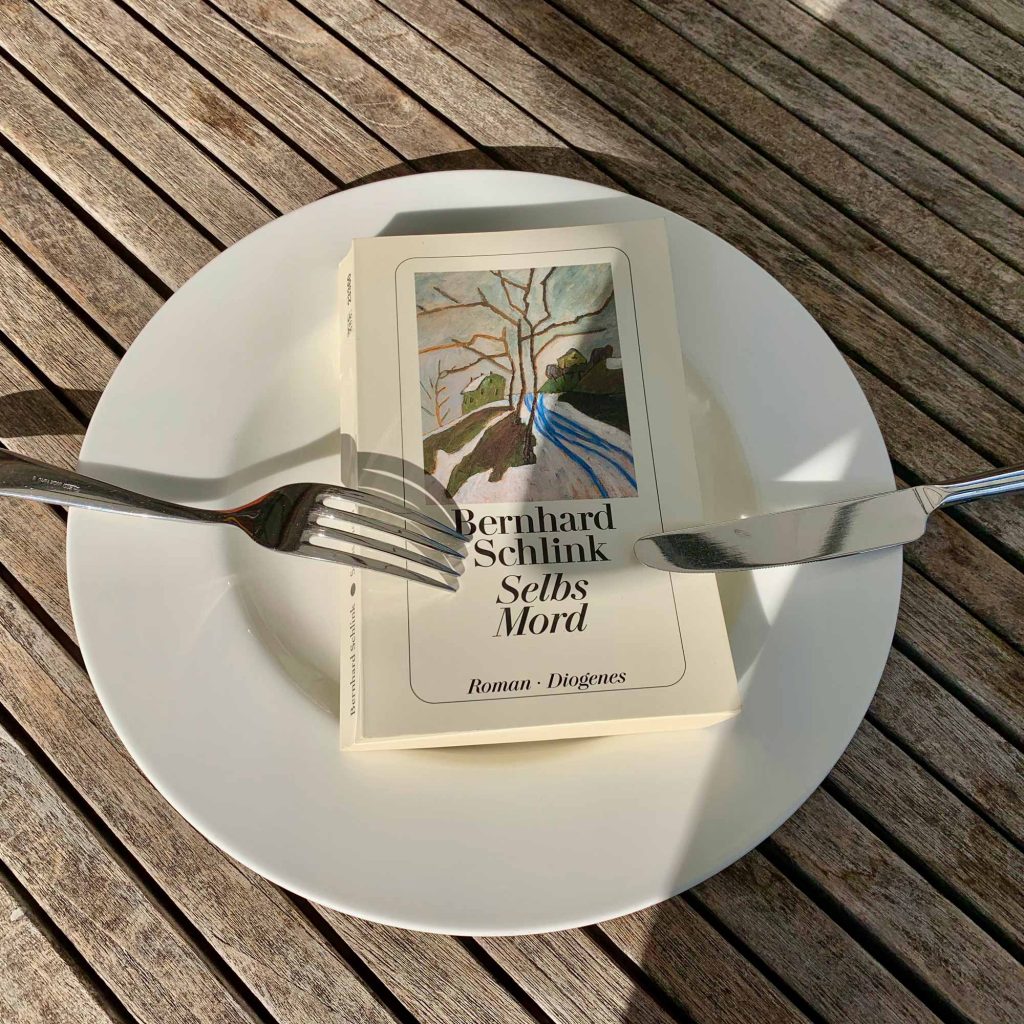 On Tour mit: Selbs Mord, Bernhard Schlink — eine Buchreise mit Pausen für Essen & Trinken.