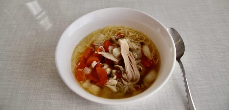 Foto einer Hühnersuppe für das gleichnamige Rezept.