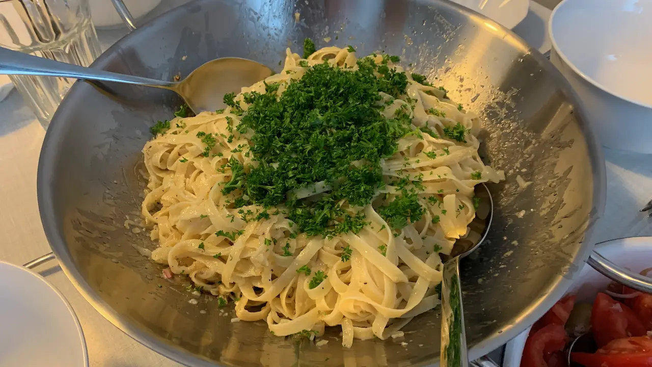 Pasta mit Zwiebeln: Nudeln werden nach der Garzeit elegant zu den Zwiebeln gewokt.