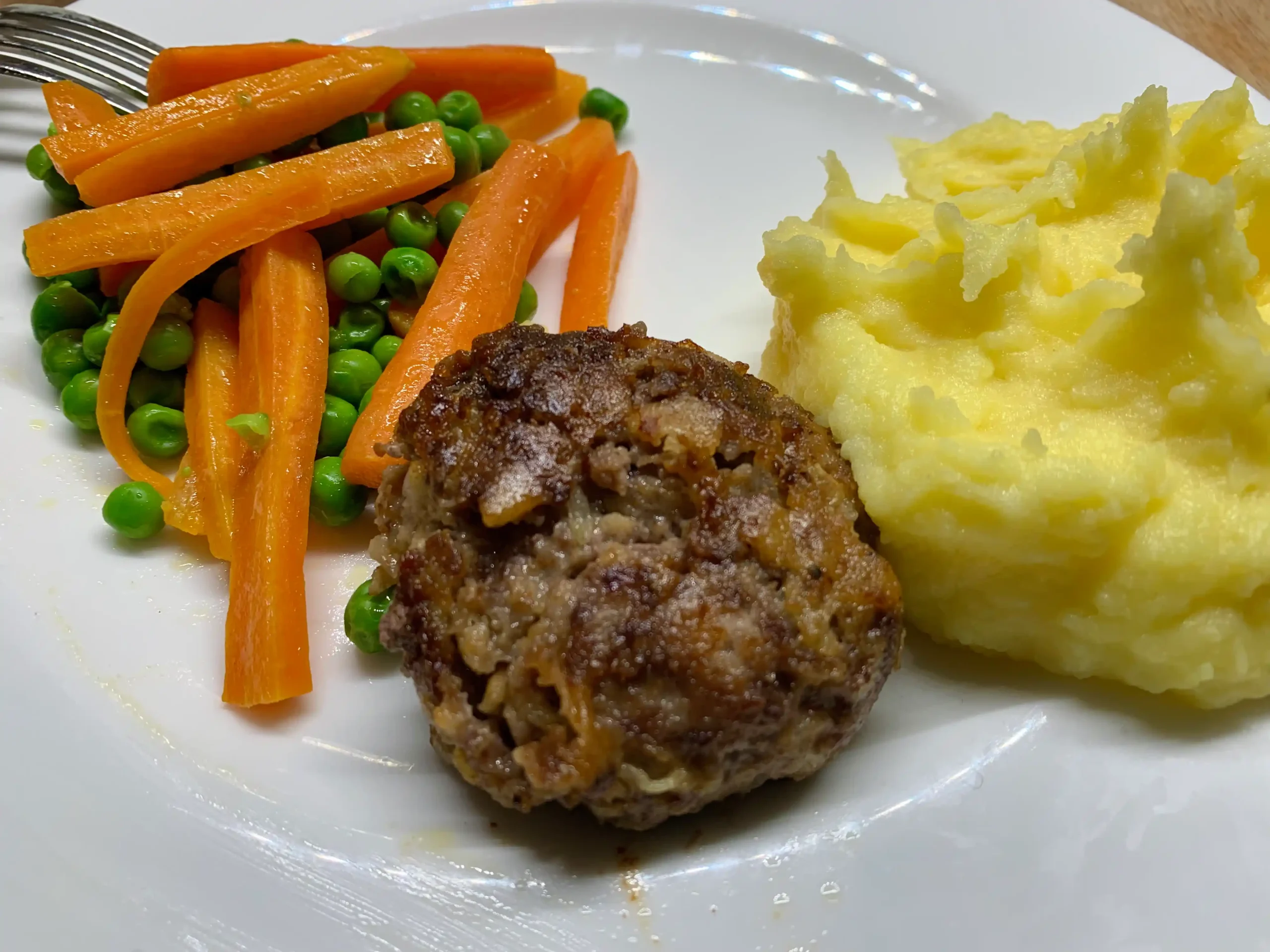 Fleischküchle mit fluffigem Kartoffelbrei und buntem Erbsen-Möhren-Gemüse – klassisch, lecker und immer ein Hit! 🥩🥔🥕✨