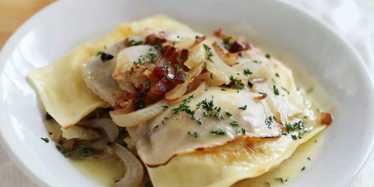 Traditionelle Maultaschen mit cremigem Kartoffelsalat und geschmelzten Zwiebeln – schwäbischer Genuss auf deinem Teller.